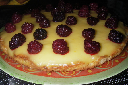 Фото к рецепту: Пирог с ежевикой и лимонным кремом
