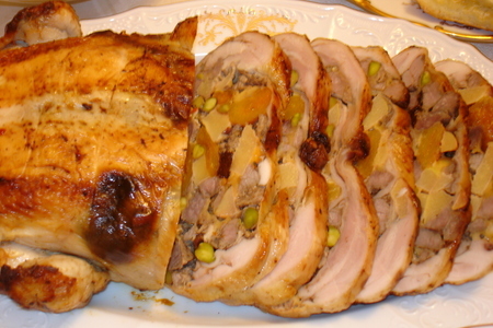 Фото к рецепту: Курица без костей фаршированная фисташками и телятиной с фруктами