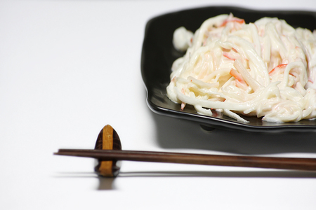 Фото к рецепту: Быстрый салат из дайкона и крабовых палочек