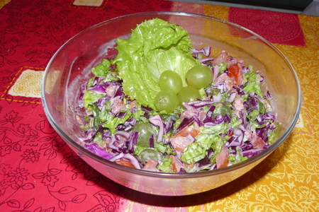 Салат из краснокочанной капусты с белым виноградом