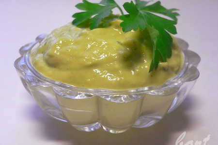 Фото к рецепту: Канарский соус из авокадо с чесноком.