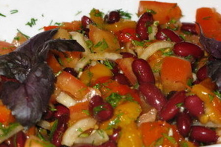 Фото к рецепту: Салат из фасоли с печеным перцем и помидорами