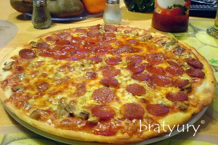Фото к рецепту: Pizza pepperoni con funghi