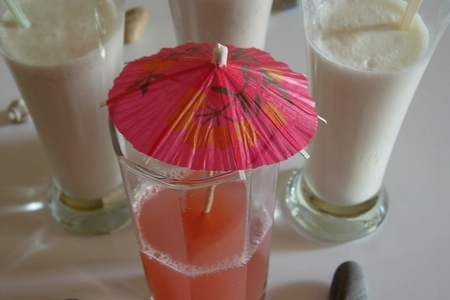 Фото к рецепту: Возле барной стойки- коктейли с  кокосовым  ликером  "malibu".