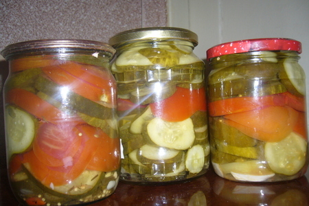 Фото к рецепту: Салат помидоры с огурцами кружочками