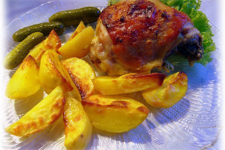 Фото к рецепту: Запеченная курица с картошкой „у мамы в гостях“