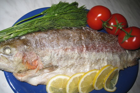 Фото к рецепту: Рыба запеченая в соли
