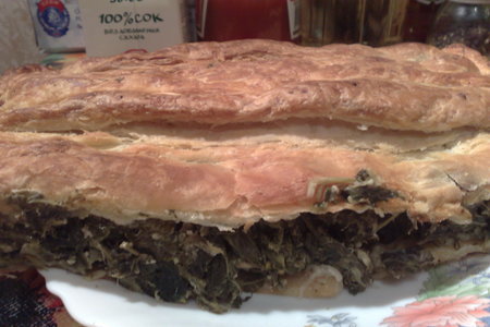 Фото к рецепту: Слоеный пирог со шпинатом и сыром сулугуни