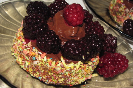 Фото к рецепту: Шоколадный десерт с ромом и ежевикой