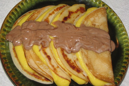Фото к рецепту: Блинчики с творожно-манговой начинкой