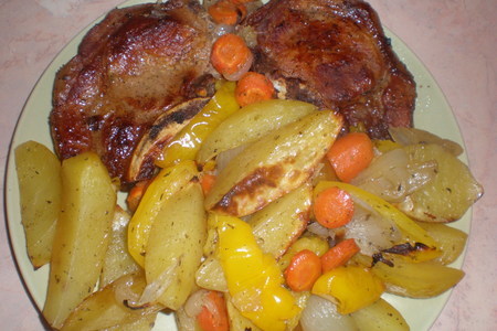 Фото к рецепту: Свинина на косточке запеченная с овощами.
