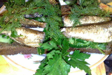 Фото к рецепту: Бутерброды со шпротами и зеленью