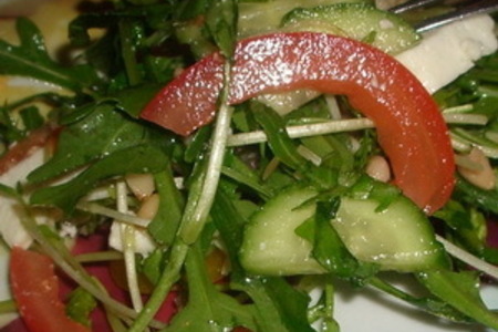Фото к рецепту: Салат с руколой и адыгейским сыром