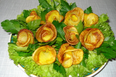 Фото к рецепту: Роза из картофеля