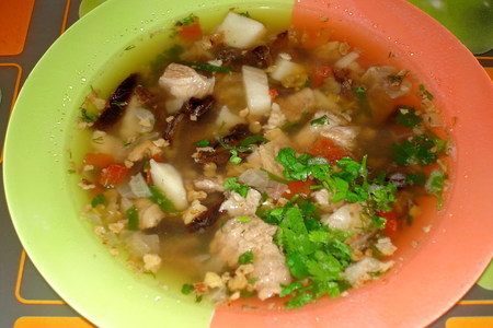 Фото к рецепту: Говяжий суп с чечевицей и черносливом