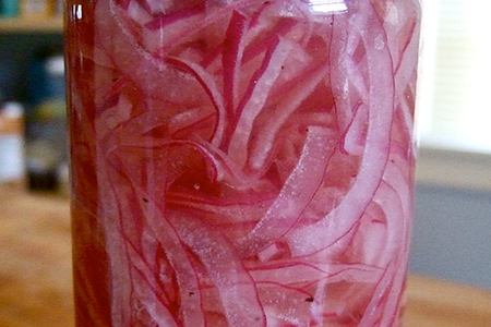Фото к рецепту: Маринованный красный лук