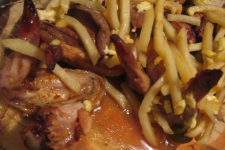 Фото к рецепту: Куриные крылышки в соусе и с картошечкой фри...