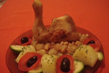 Фото к рецепту: Ножка  цыплёнка запечёная с айвой и лучком кокария