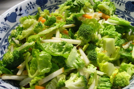 Фото к рецепту: Салат легкий, витаминный „похрустим“