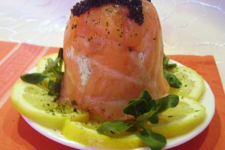Фото к рецепту: Закуска из лосося «поцелуйчик-колокольчик»