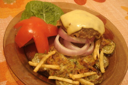 Фото к рецепту: Бифштекс с сыром гауда и блинчиком из овощей