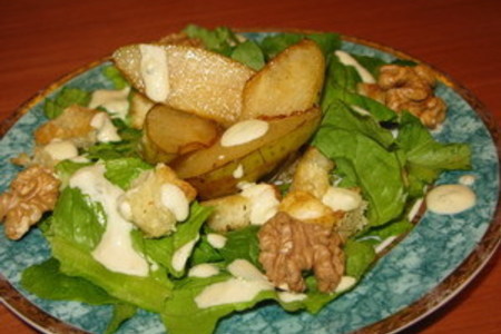 Фото к рецепту: Салат с жареными грушами и голубым сыром