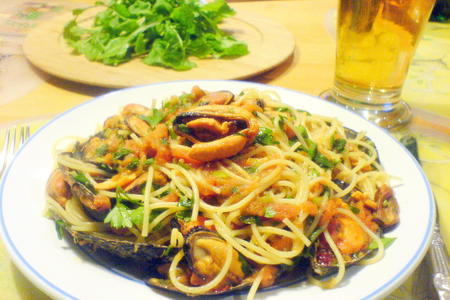Фото к рецепту: Спагетти с мидиями в (черно) морской воде