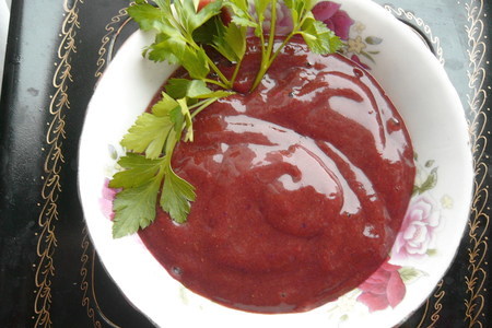 Фото к рецепту: Фиолетовый соус для креветок