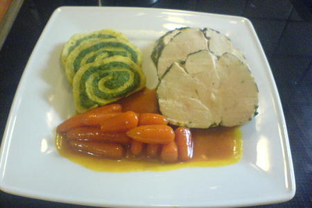 Фото к рецепту: Куриная грудка с картофельным рулетом и морковкой!