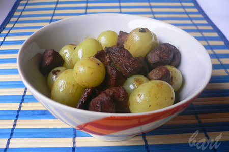 Фото к рецепту: Салат из винограда и печени.
