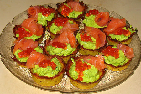 Фото к рецепту: Картофельные тарталетки с начинкой из авокадо с копчёным лососем и красной икрой