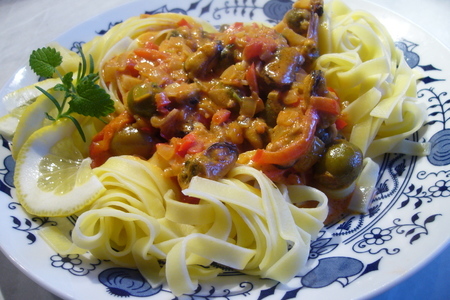 Фото к рецепту: Тальятелле (гнезда) с мидиями и оливками в томатном соусе