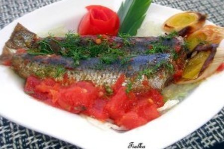 Фото к рецепту: Сардины запеченые в духовке с томатами и луком-порей