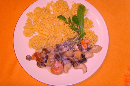 Фото к рецепту: Морские гребешки со сметаной и грибами