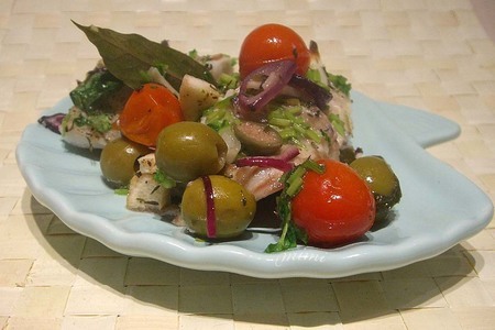 Фото к рецепту: Рыба, запеченная с томатами-черри, оливками и зеленью