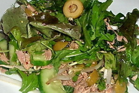 Фото к рецепту: Салат с руколой и тунцом