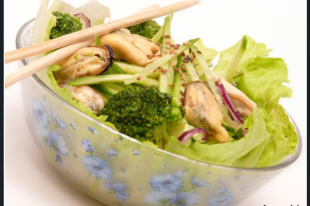Фото к рецепту: Зеленый салат с мидиями.