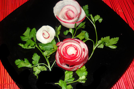 Фото к рецепту: Украшение цветы из редиса (не для оценки)