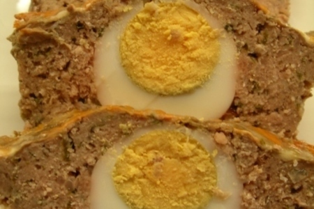 Фото к рецепту: Мясной рулет с яйцом 2