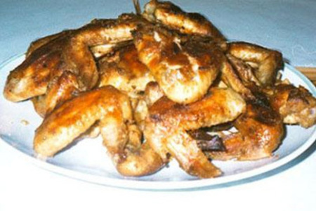 Фото к рецепту: Куриные крылышки в медово-чесночном соусе