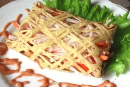 Фото к рецепту: Овощной салат в ажурном яичном блине