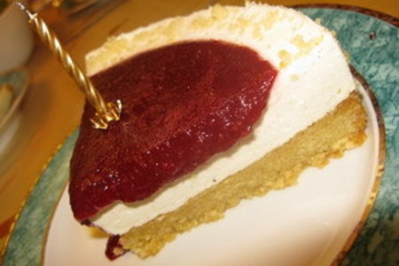 Фото к рецепту: Миндально-творожный торт с вишней