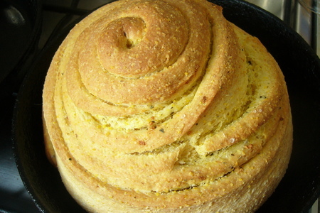 Фото к рецепту: Кукурузный хлеб с чесноком