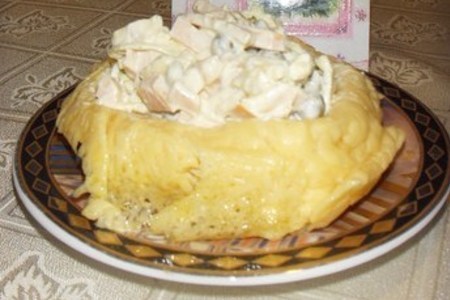 Фото к рецепту: Салат "загадка" в сырной корзиночке