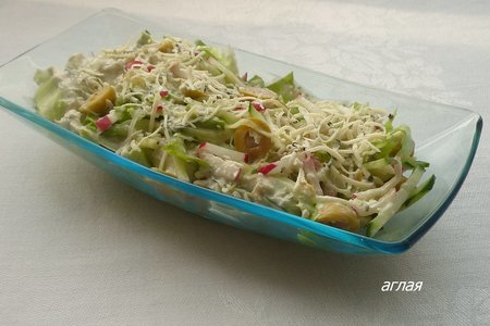 Фото к рецепту: Овощной салат с оливками и голубым сыром