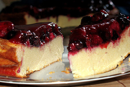 Фото к рецепту: Творожный пирог с красными ягодами