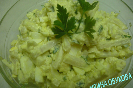 Фото к рецепту: Салат из кальмаров с плавленым сыром