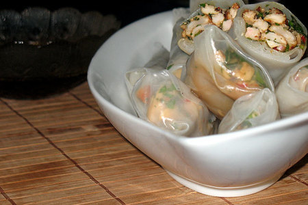 Фото к рецепту: Рулетики из рисовой бумаги с салатом из курицы по тайски