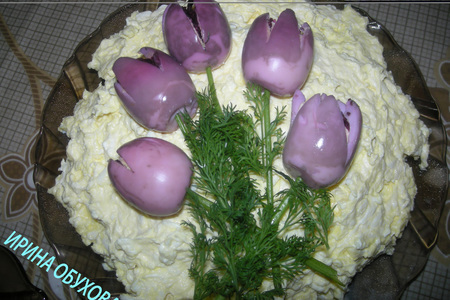Фото к рецепту: Салат простой с "тюльпанами"