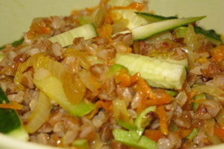 Фото к рецепту: Гречневая каша с овощами и кедровыми орешками